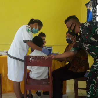 Babinsa Aesesa Nagekeo Pantau Bulan Imunisasi Anak