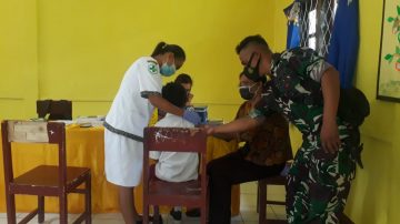 Babinsa Aesesa Nagekeo Pantau Bulan Imunisasi Anak