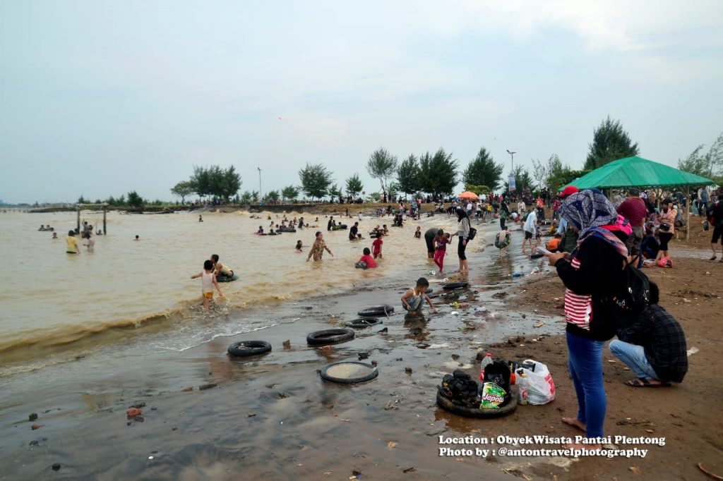 Libur Lebaran, Pantai Plentong Indramayu Dipadati Pengunjung