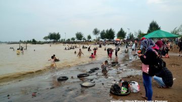 Libur Lebaran, Pantai Plentong Indramayu Dipadati Pengunjung