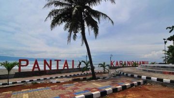 Seorang Pengunjung Wisata Pantai Karanghawu Sukabumi Dilaporkan Tenggelam