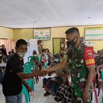 Babinsa Koramil 04 Mauponggo Flores Kawal Distribusi BLT Desa Wololelu