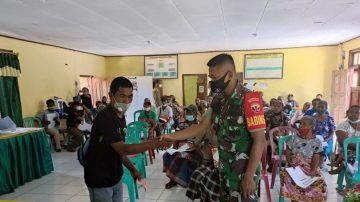 Babinsa Koramil 04 Mauponggo Flores Kawal Distribusi BLT Desa Wololelu