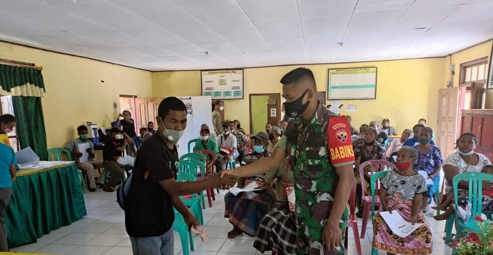 Babinsa Koramil 04 Mauponggo Flores Kawal Distribusi BLT Desa Wololelu