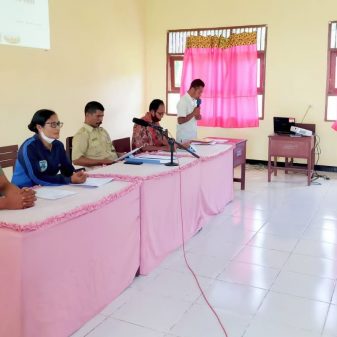 Pantau Kelulusan Sekolah, Babinsa Koramil 1625-03 Boawae Himbau Prokes