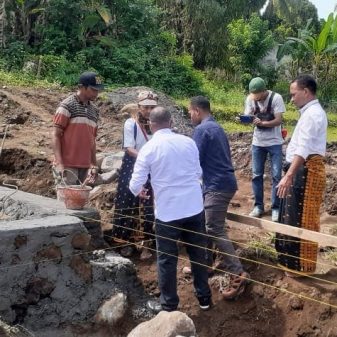 Dukung Kemajuan, Babinsa 1625-04 Hadir Letak Batu SDI Boloroga Mauponggo