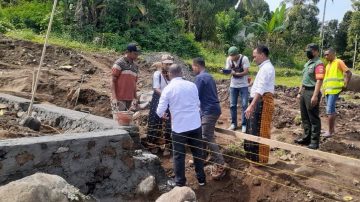 Dukung Kemajuan, Babinsa 1625-04 Hadir Letak Batu SDI Boloroga Mauponggo