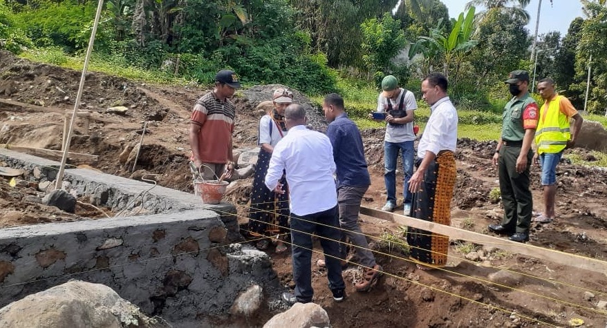 Dukung Kemajuan, Babinsa 1625-04 Hadir Letak Batu SDI Boloroga Mauponggo