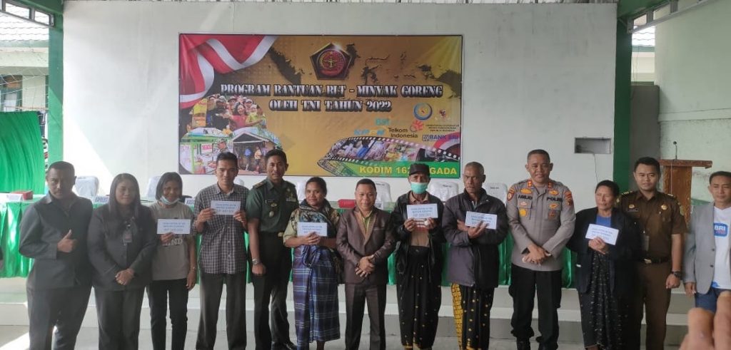 Bantuan TNI, 2000 Warga Ngada Terima BLT Minyak Goreng Di Makodim