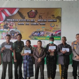 Bantuan TNI, 2000 Warga Ngada Terima BLT Minyak Goreng Di Makodim