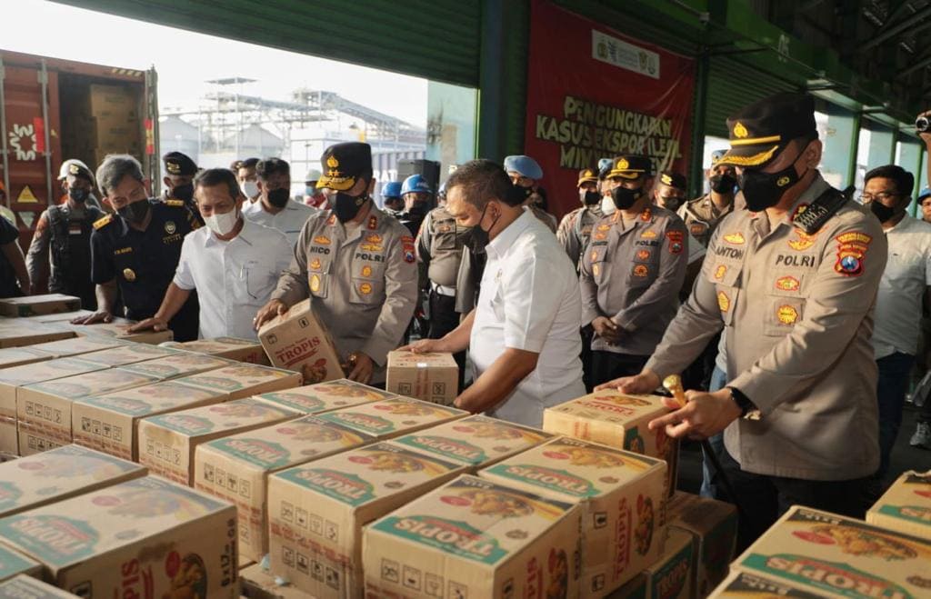 Terlacak, Polri Gagalkan Penyelundupan 8 Kontainer Minyak Goreng