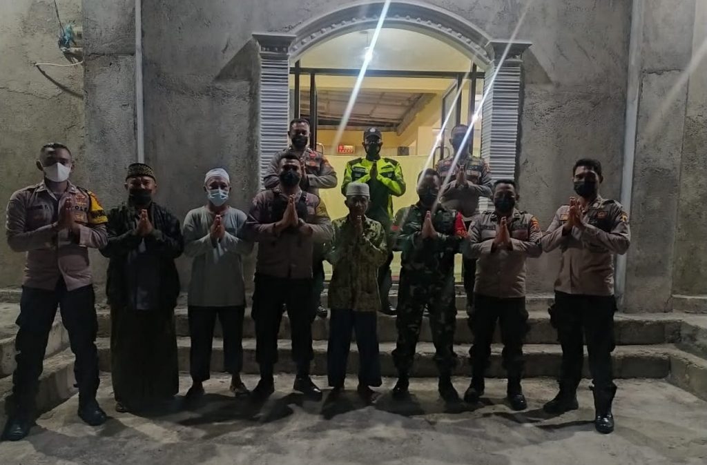 Malam Takbiran Di Maumbawa Ngada, Babinsa Koramil 1625-01 Awasi Prokes