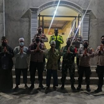 Malam Takbiran Di Maumbawa Ngada, Babinsa Koramil 1625-01 Awasi Prokes