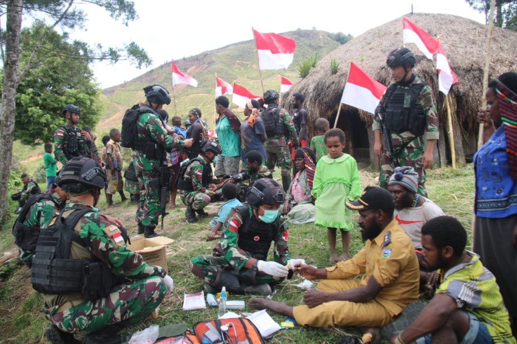 Peduli Kesehatan Pedalaman Papua, Satgas Yonif MR 412 Turun Tangan