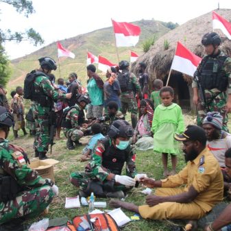 Peduli Kesehatan Pedalaman Papua, Satgas Yonif MR 412 Turun Tangan