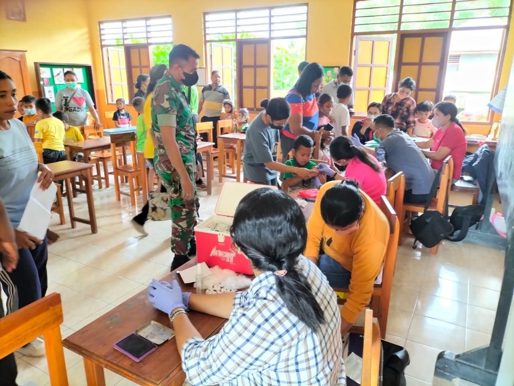 Babinsa Koramil 05 Aesesa Pantau Bulan Imunisasi Anak