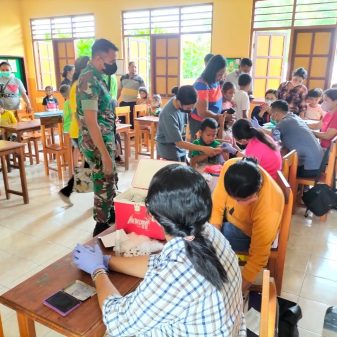 Babinsa Koramil 05 Aesesa Pantau Bulan Imunisasi Anak