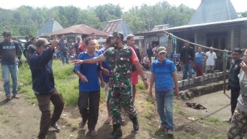 Babinsa Koramil 01 Bajawa Mediasi Sengketa Batas Pekarangan Rumah