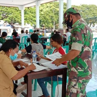 Babin Koramil Aesesa Monitoring Vaksinasi Target 100 Warga