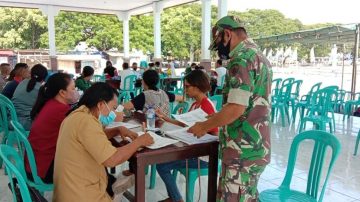 Babin Koramil Aesesa Monitoring Vaksinasi Target 100 Warga