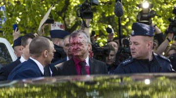 Wajah Diplomat Rusia Disirami Sirup Merah, Polandia Dituntut Minta Maaf