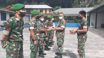 Dandim 1625 Ngada Bagikan Susu Serdadu Dari Kasad TNI
