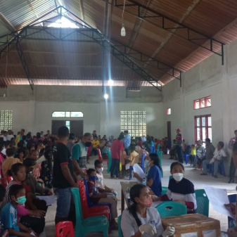 Babinsa Mauponggo Dampingi Ratusan Pelajar SD Ikut Vaksinasi