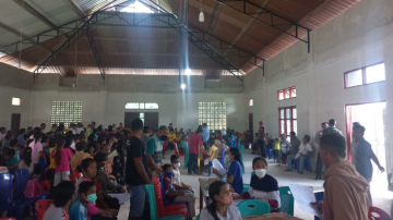 Babinsa Mauponggo Dampingi Ratusan Pelajar SD Ikut Vaksinasi