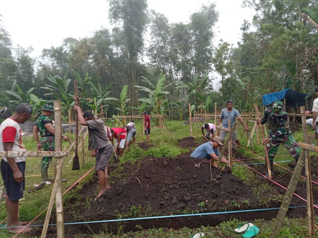 Komsos Babinsa 1625-01 Bajawa Bantu Kerja Rumah Warga