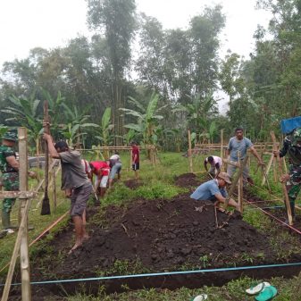 Komsos Babinsa 1625-01 Bajawa Bantu Kerja Rumah Warga