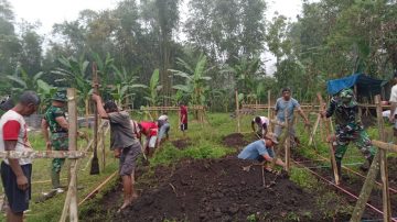 Komsos Babinsa 1625-01 Bajawa Bantu Kerja Rumah Warga