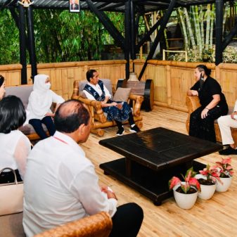 Diskusi Dengan Pegiat Bambu, Presiden Apresiasi Teknologi Pengolahan Bambu