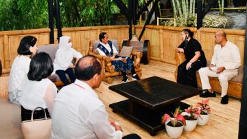 Diskusi Dengan Pegiat Bambu, Presiden Apresiasi Teknologi Pengolahan Bambu