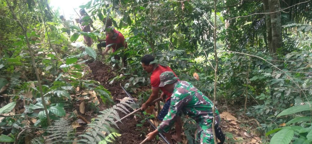 Dedikasi : Atasi Kesulitan Air, Babinsa Dan Warga Inelike Gali Saluran