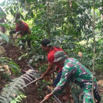 Dedikasi : Atasi Kesulitan Air, Babinsa Dan Warga Inelike Gali Saluran