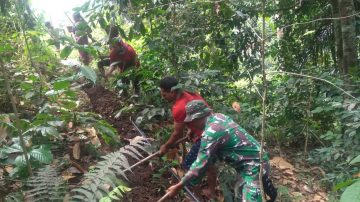 Dedikasi : Atasi Kesulitan Air, Babinsa Dan Warga Inelike Gali Saluran