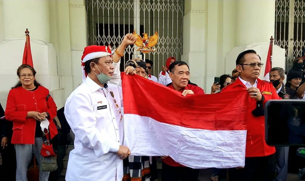 Air Mata Haru Anton Charliyan dan Seluruh Peserta Upacara Mencium Bendera Sangsaka Merah Putih