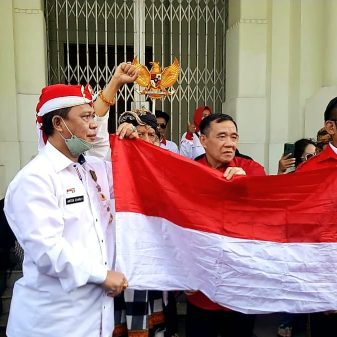Air Mata Haru Anton Charliyan dan Seluruh Peserta Upacara Mencium Bendera Sangsaka Merah Putih