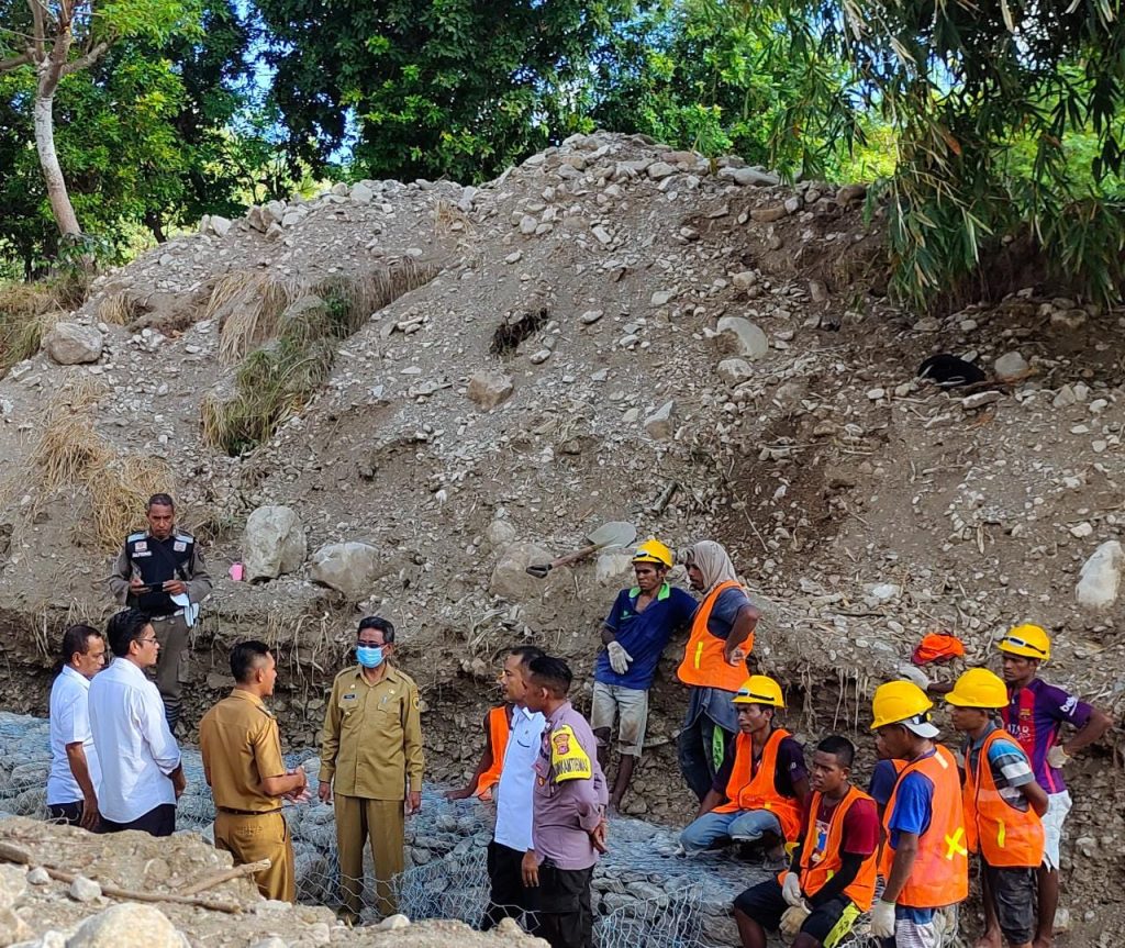 Peletakan Batu Pertama Pembangunan Bronjong, Bupati Apresiasi Kinerja PJ Kades Depe