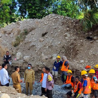 Peletakan Batu Pertama Pembangunan Bronjong, Bupati Apresiasi Kinerja PJ Kades Depe