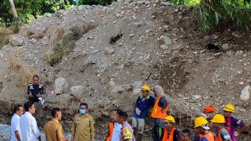 Peletakan Batu Pertama Pembangunan Bronjong, Bupati Apresiasi Kinerja PJ Kades Depe
