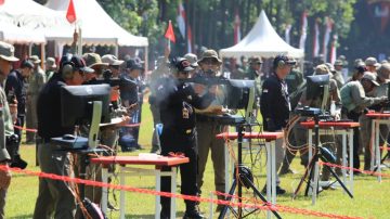 Pati Polri dan Wartawan Ramaikan Lomba Menembak Piala Kapolri