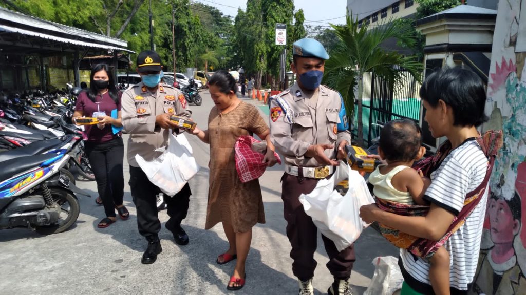 Jum’at Berkah Sambut HUT Bhayangkara ke-76, Polsek Pademangan Bagi Nasi Kotak