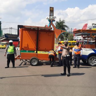 Truk Sumbu Tiga Dilarang Melintas Sumedang-Cijelag, Akibat Tanah Longsor