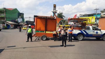Truk Sumbu Tiga Dilarang Melintas Sumedang-Cijelag, Akibat Tanah Longsor