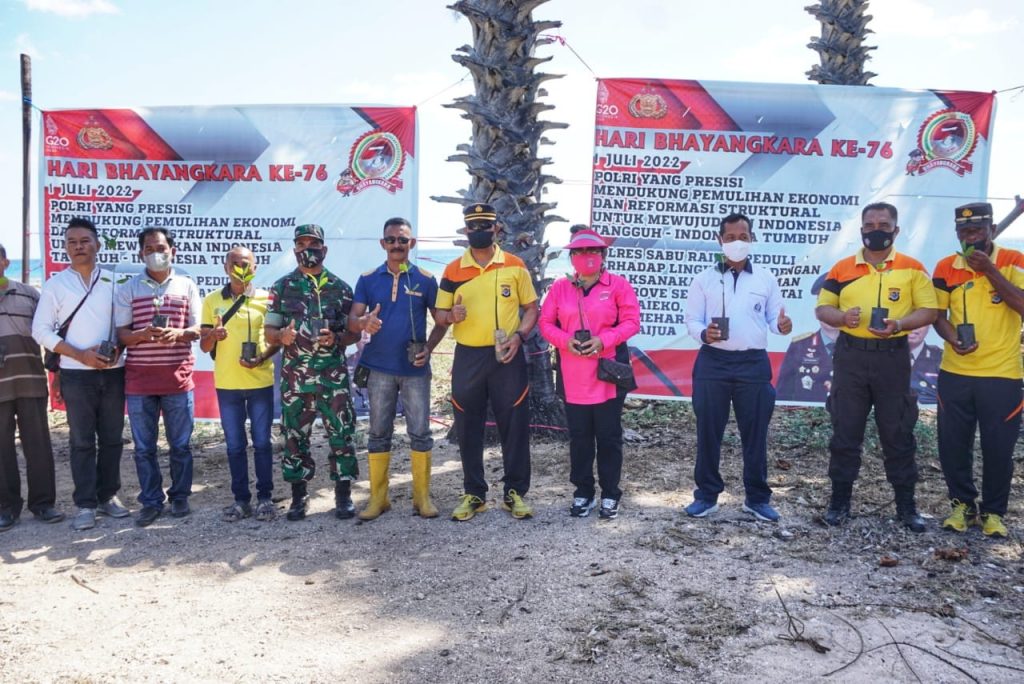 Songsong HUT Bhayangkara Ke-76, Polres Sabu Raijua Tanam 3.000 Mangrove