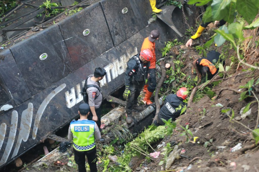 Bus Pariwisata Terjun Bebas Masuk Jurang di Rajapolah Tasikmalaya, 3 Orang Meninggal Dunia