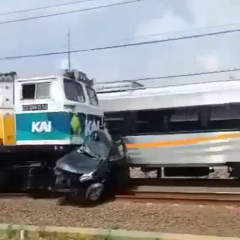 1 Orang Tewas, Mobil Minibus Terseret Kereta Api Di Tambun