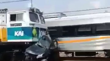 1 Orang Tewas, Mobil Minibus Terseret Kereta Api Di Tambun