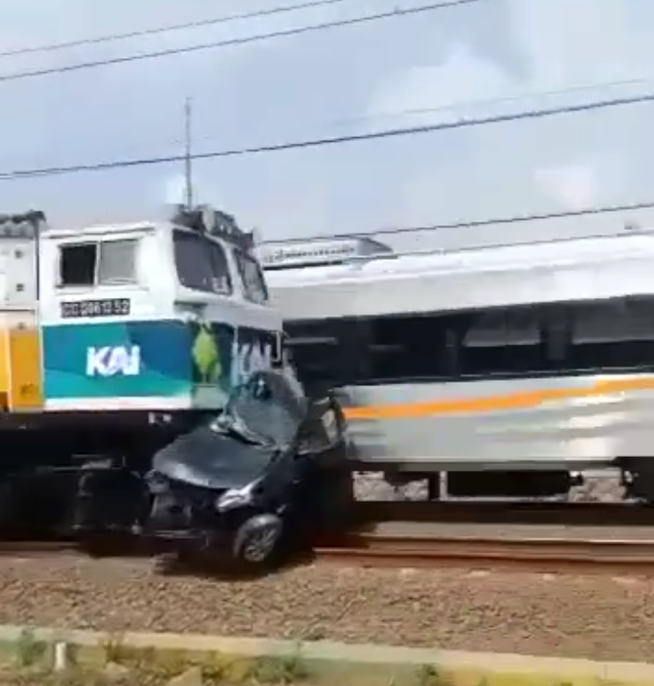 1 Orang Tewas, Mobil Minibus Terseret Kereta Api Di Tambun